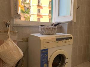pralka w łazience z oknem w obiekcie Casa Margherita w mieście Minori