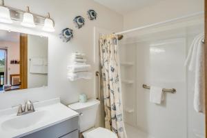 Phòng tắm tại Bella's Beach Retreat - Assateague Inn 211 +13 ảnh