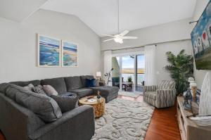 พื้นที่นั่งเล่นของ Sunset Bay Villa 310 - Nauti Girl