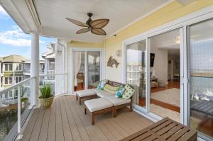 ระเบียงหรือลานระเบียงของ Sunset Bay Villa 310 - Nauti Girl