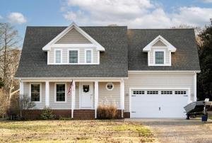 une maison avec un garage blanc dans l'établissement Casa Del Rio, à Pocomoke City