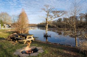 - une table de pique-nique et un foyer extérieur à côté d'un lac dans l'établissement Casa Del Rio, à Pocomoke City 32 autres photos