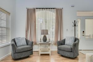 2 sillas y una mesa en la sala de estar en Casa Del Sol, en Greenbackville