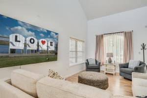 una sala de estar con un sofá y dos sillas en Casa Del Sol, en Greenbackville