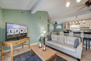 un salon avec un canapé et une télévision dans l'établissement Oyster Bay Oasis, à Deep Hole