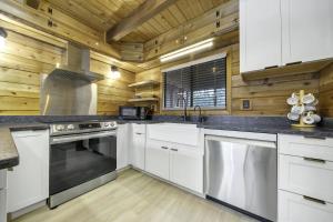 Kuchyň nebo kuchyňský kout v ubytování Cedar Haven + 27 fotografií