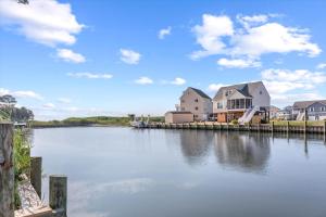 vistas a un río con casas y un muelle en Stacked Deck, en Greenbackville