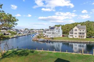 Una vista de un río con casas y un muelle para barcos. en Stacked Deck, en Greenbackville 32 fotos más