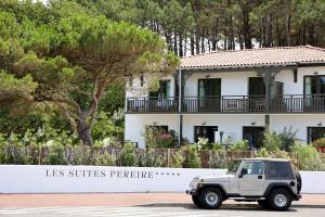 un camion blanc garé devant une maison dans l'établissement Residence Les Suites Pereire, à Arcachon