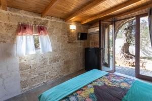 a bedroom with a bed and a window at Monolocale Emy - Salento Reservation in Il Monte