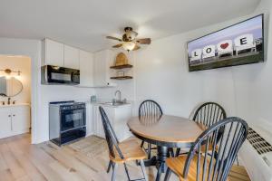 Køkken eller tekøkken på Assateague Inn 102-S