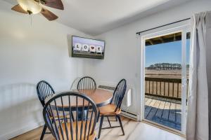 En balkon eller terrasse på Assateague Inn 102-S