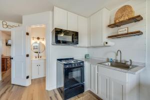 Køkken eller tekøkken på Assateague Inn 102-S