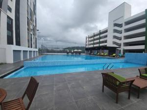 Bazén v ubytování V21 Residence at Kota Kinabalu nebo v jeho okolí
