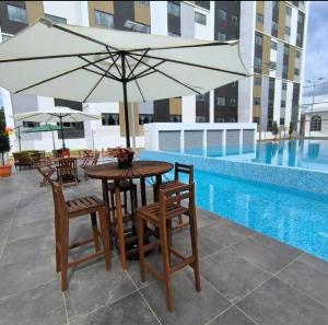 Bazén v ubytování V21 Residence at Kota Kinabalu nebo v jeho okolí