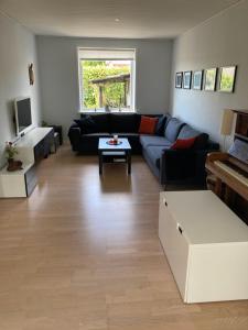 a living room with a couch and a table at Charmerende byhus - tæt på alt! in Svendborg
