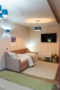 ポイアナ・ブラショフにあるSilver Mountain Retreat & SPAのベッドと薄型テレビのある寝室