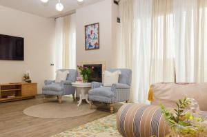 sala de estar con sillas azules y chimenea en Poiana Brașov Retreat & SPA, en Poiana Brasov