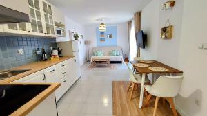 カレタ・デ・フステにあるLa Mayaのテーブルとダイニングルームのあるキッチン