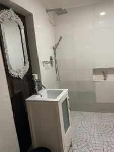 Luxury 2BR Wuse 2 247 Power Free Wi-Fi衛浴
