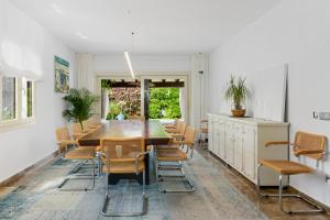 a dining room with a table and chairs at Villa Rio Verde in Marbella