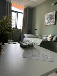 Postel nebo postele na pokoji v ubytování BOTANICAL SUITE