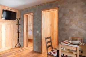 una camera con tavolo e televisore a parete di Maison Cupido a Saint-Rhémy-en-bosses