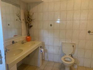 un baño con lavabo e inodoro en The Napping Nook, en Ciudad del Cabo