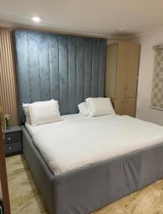 Luxury 2BR Wuse 2 247 Power Free Wi-Fi房間的床