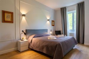 a bedroom with a large bed and a window at Lavarell - 10 minuti dal centro in Como
