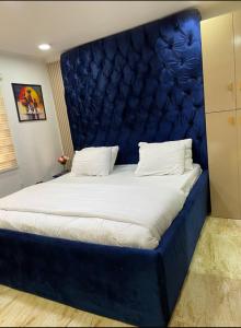 Luxury 2BR Wuse 2 247 Power Free Wi-Fi房間的床 +36 張相片