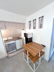 Dapur atau dapur kecil di Atypique & calme, proche de Paris