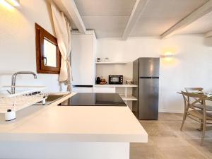 Gallery image of 222 Seafront Apartment with Beach Access in Baja Sardinia - by Coral Property in Baja Sardinia +23 photos