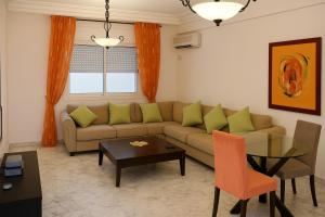 Atpūtas zona naktsmītnē Appartement avec Vue sur Mer Hammamet Nord à côté de l'hôtel Sultan