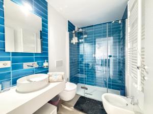 Ένα μπάνιο στο 222 Seafront Apartment with Beach Access in Baja Sardinia - by Coral Property +23 φωτογραφίες