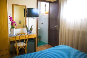 a bedroom with a desk with a sink and a mirror at Hotel Agli Olmi in Gli Olmi