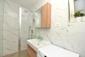 Ένα μπάνιο στο Apartments Ester +29 φωτογραφίες