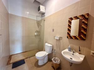 un bagno con un water e un lavandino di Kanda Villa ad Ubud