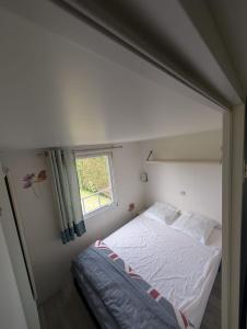 Postel nebo postele na pokoji v ubytování Camping de Graçay