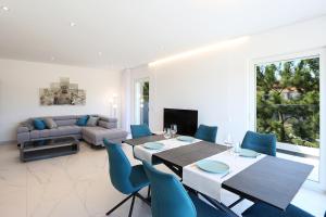 Et tv og/eller underholdning på T1-Terrace-Sea View