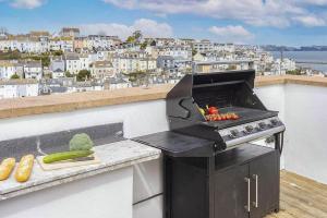 - Balcón con parrilla y vistas a la ciudad en Upper Anzac Sea View Retreat with Roof Terrace in Central Brixham, en Brixham