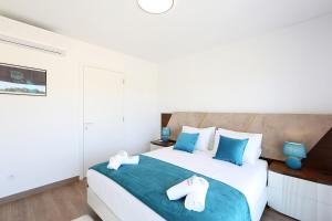 En eller flere senge i et værelse på T1-Terrace-Sea View + 27 billeder