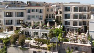 伊斯坦布尔Mula Hotel的享有大楼空中美景,配有桌子和伞