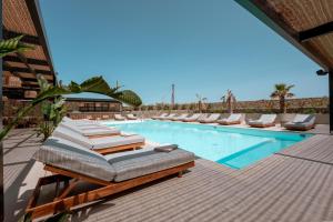 Bazén v ubytování Muse οf Mykonos Luxury Suites nebo v jeho okolí