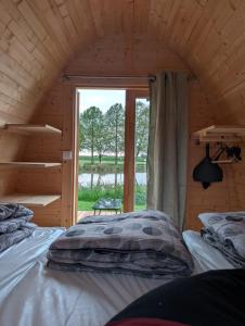 Postel nebo postele na pokoji v ubytování Camping de Graçay