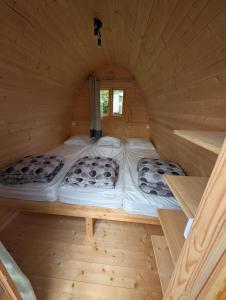 Postel nebo postele na pokoji v ubytování Camping de Graçay