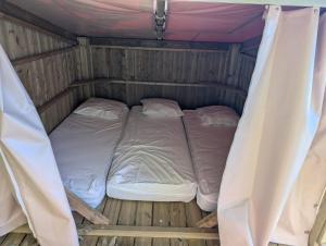 Postel nebo postele na pokoji v ubytování Camping de Graçay