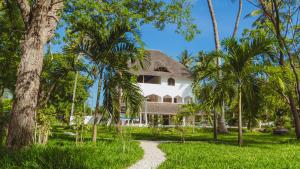 ワタムにあるKiboko Nyumbaのヤシの木と小道に囲まれた家