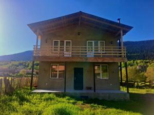 una casa con balcone in cima a una collina di Mountain house in Mestia a Mestia