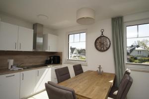 Nhà bếp/bếp nhỏ tại Rex Rugia FeWo15-7 mit Schwimmbad und Saunanutzung im AHOI-Erlebnisbad Sellin